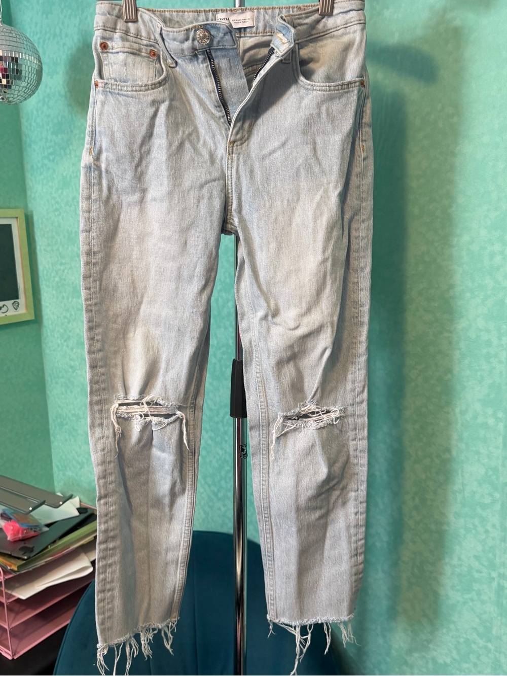 ✨🪩Zara Light Wash Distressed Knee Skinny Jeans